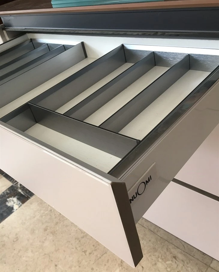 2mm Glass Front Kitchen Cabinet-factory showroom (5)