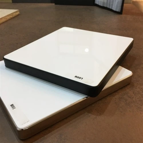 Les portes d'armoires en acrylique ont-elles une finition lisse ?